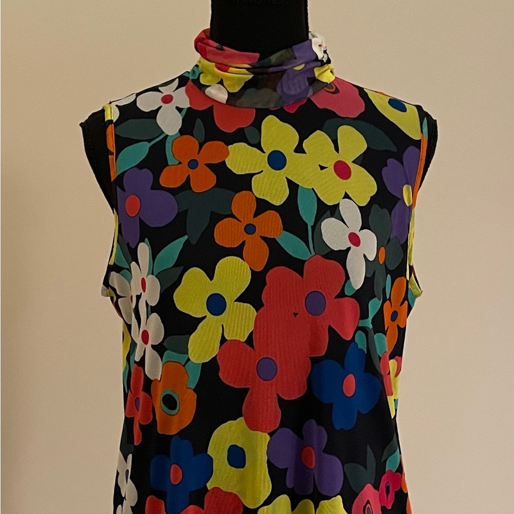 🆕✨BRAND NEW with tags! Beautiful sleeveless top! Floral print vibrant coloring!